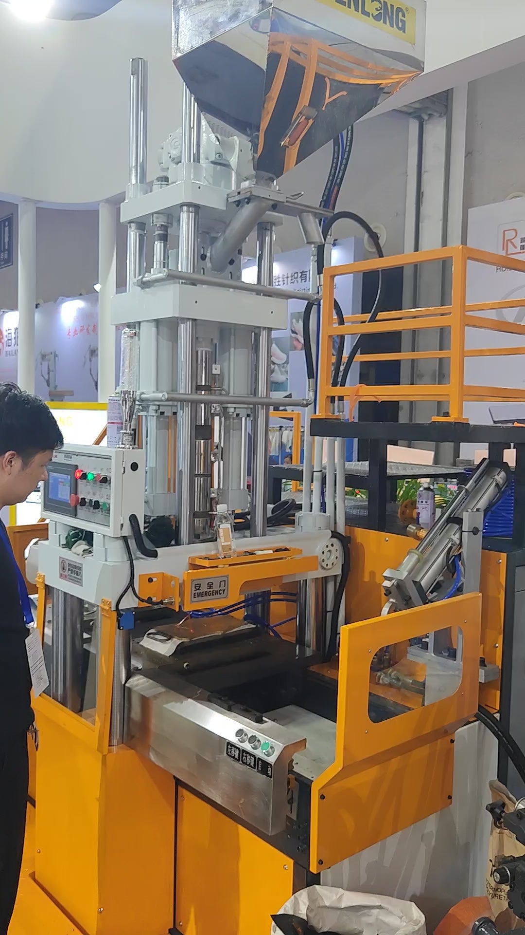 单色滑板立式TPU鞋底注塑成型机 Single color skateboard vertical TPU sole injection molding machine