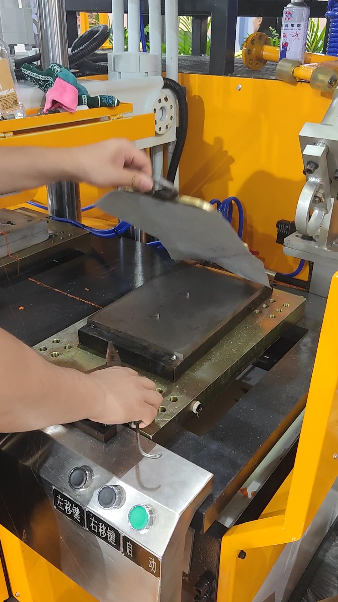 单色滑板立式TPU鞋底注塑成型机 Single color skateboard vertical TPU sole injection molding machine